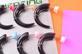 Piercing cuerno negro ruedita decorada (2)